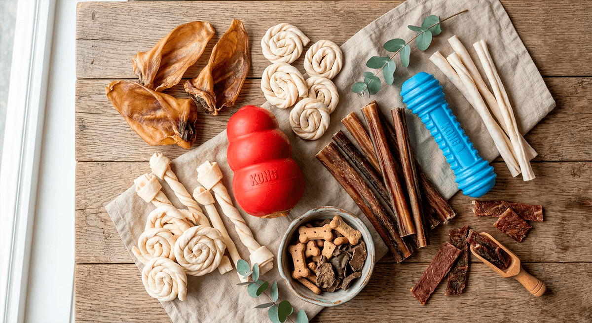 Безопасные альтернативы костям для собак: сушеные субпродукты, лакомства из жил и жевательные игрушки.