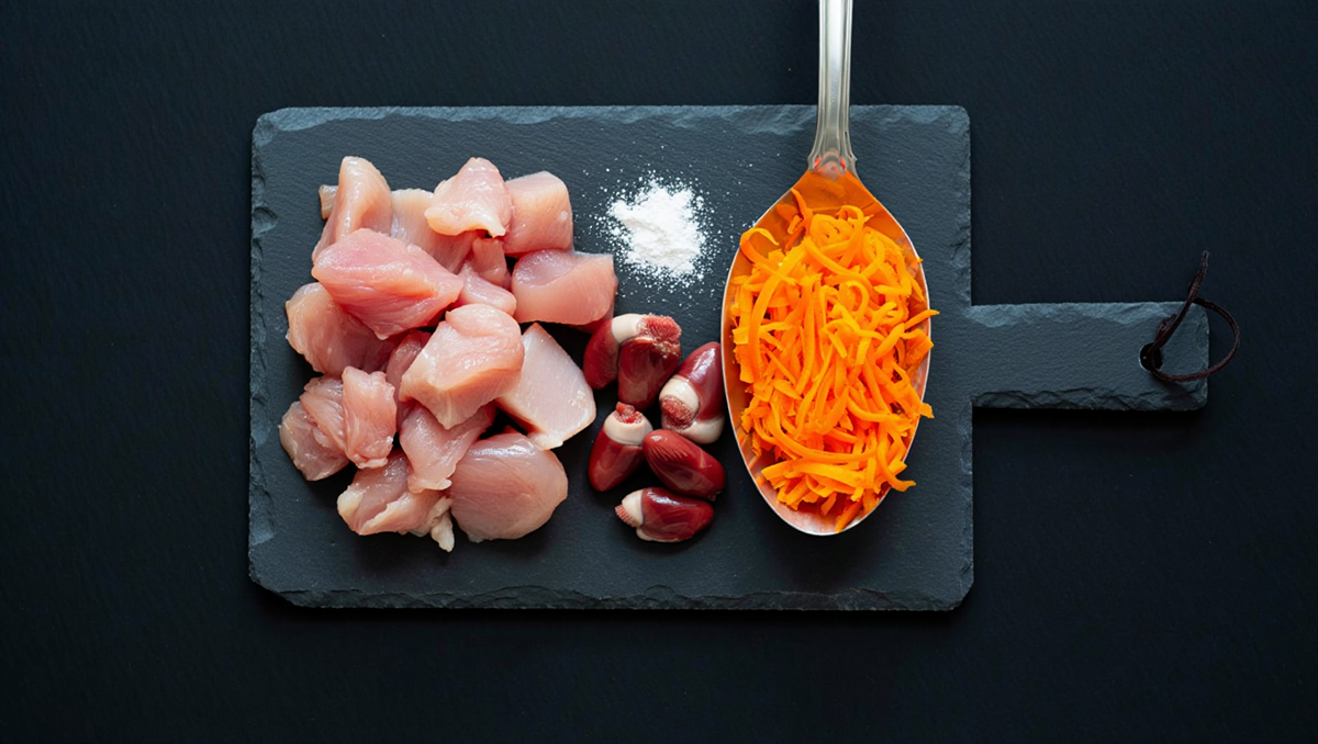 Сбалансированный натуральный рацион для кошки: сырое мясо, субпродукты и овощи