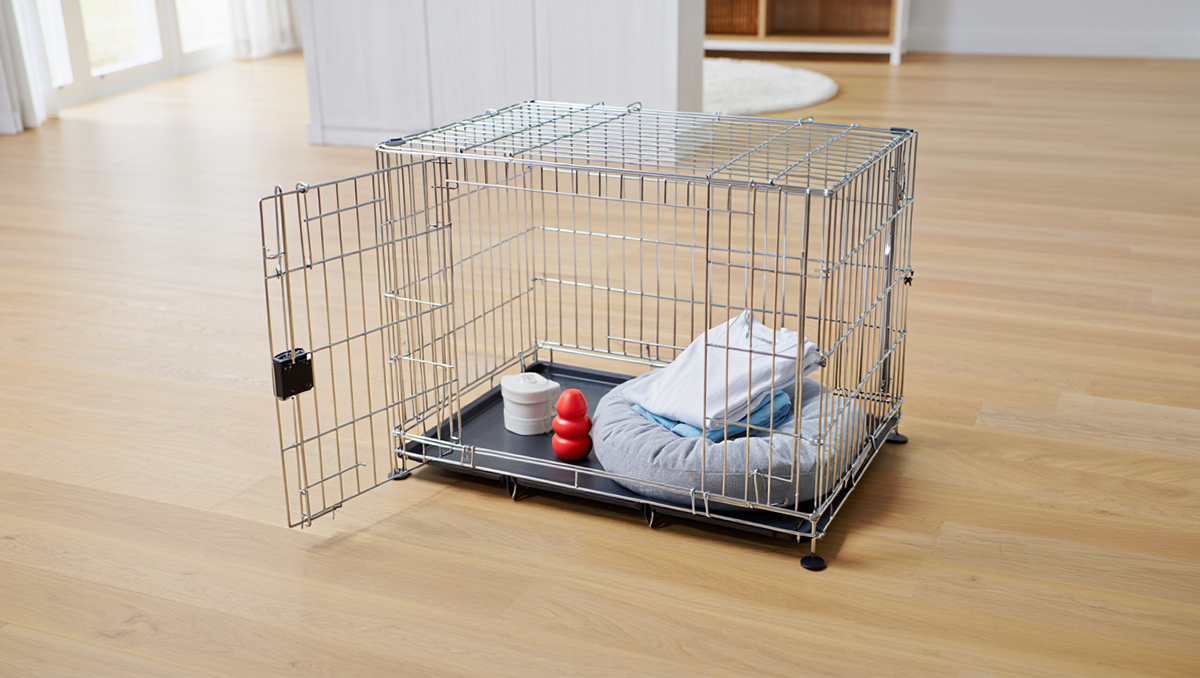 Правильно обустроенная клетка для приучения щенка, внутри лежанка, игрушка и вещь хозяина для положительных ассоциаций